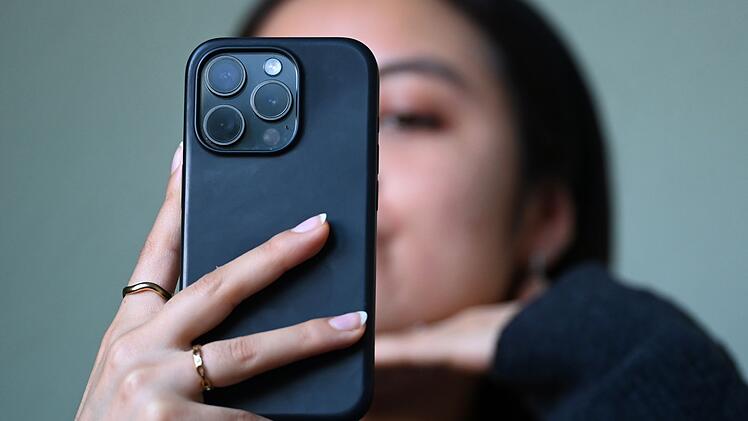 Junge Frau nimmt Selfie auf