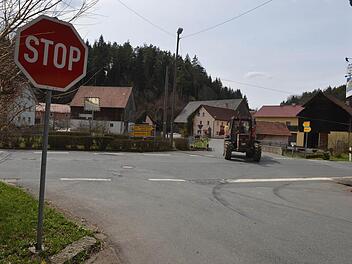 Die Kreuzung von B 22 und Kreisstraße BA 11 in Treunitz. Im Hintergrund die Wiesentbrücke. Foto: Ronald Rinklef/Archiv