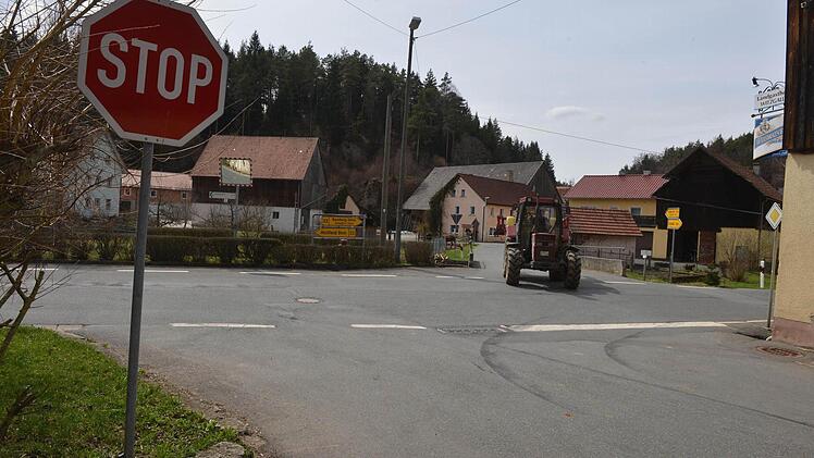 Die Kreuzung von B 22 und Kreisstraße BA 11 in Treunitz. Im Hintergrund die Wiesentbrücke. Foto: Ronald Rinklef/Archiv