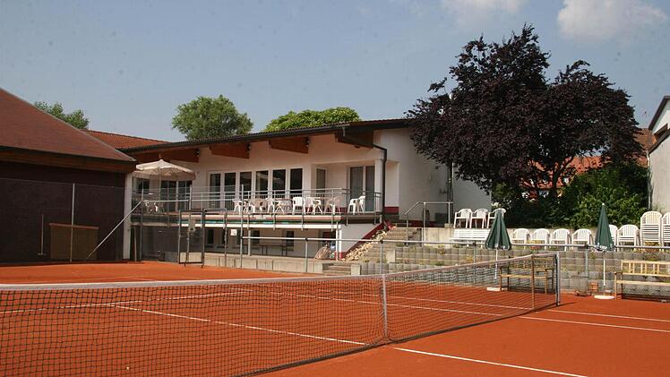 Das Clubhaus des Tennis-Club Rot-Weiß ist eine Augenweide - mit funktionierender Gastronomie, mit herrlicher Tribüne - doch die Schulden belasten den Verein .