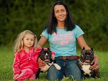Familienfoto mit Shortybulls: Jessy Brehme (rechts) mit "Trina" und Bailey-Sue mit "Gucci" Foto: Jasmin Ziegler
