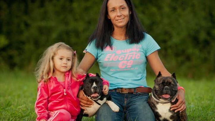 Familienfoto mit Shortybulls: Jessy Brehme (rechts) mit "Trina" und Bailey-Sue mit "Gucci" Foto: Jasmin Ziegler