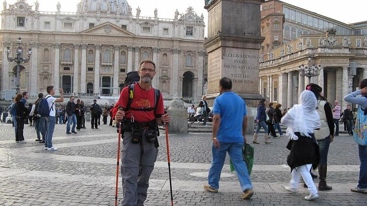 Der 64-Jährige aus Wachenroth auf dem Petersplatz in Rom.Fotos: privat