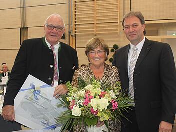 Joachim und Christel Wiegand freuten sich gemeinsam mit Bürgermeister Klaus Löffler (rechts). Fotos: Veronika Schadeck
