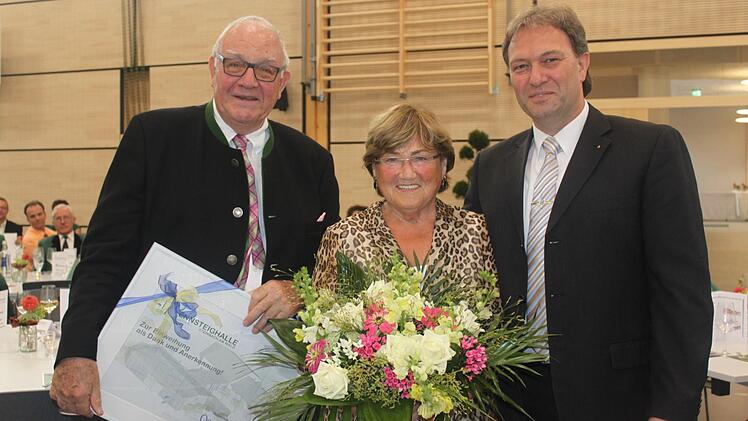 Joachim und Christel Wiegand freuten sich gemeinsam mit Bürgermeister Klaus Löffler (rechts). Fotos: Veronika Schadeck