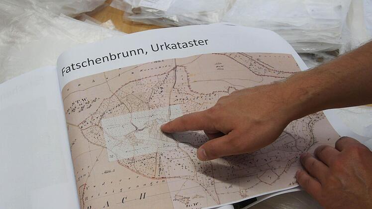 Warum eigentlich Fatschenbrunn? Am Urkataster erklärt Cassitti, dass die urtümliche Feldstruktur erhalten wurde.Foto: Sarah Dann