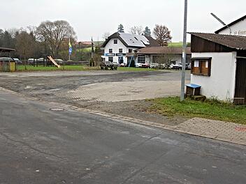 Der "Dorfplatz" der Hohnhäuser ist durch Baumaßnahmen stark in Mitleidenschaft gezogen. Die Hohnhäuser wünschen sich hier schnelle Abhilfe.  Foto: Helmut Will