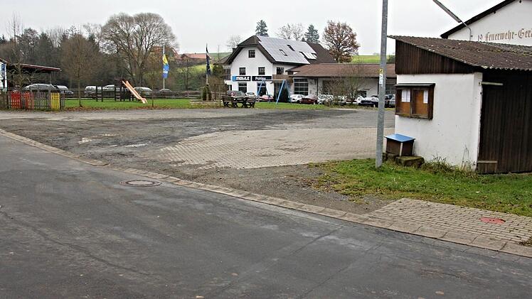 Der "Dorfplatz" der Hohnhäuser ist durch Baumaßnahmen stark in Mitleidenschaft gezogen. Die Hohnhäuser wünschen sich hier schnelle Abhilfe.  Foto: Helmut Will
