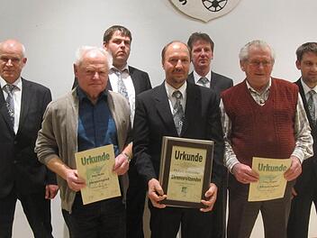 Vom Vorstand flankiert, die neuen Ehrenmitglieder beziehungsweise Ehrenvorsitzender (von links): Gerhard Morber (Ehrenvorsitzender), Albin Müller (neues Ehrenmitglied), Marco Beck (Beisitzer), Hubert Schneider (neuer Ehrenvorsitzender), Ralf Henz (Beisitzer), Franz Wagner (neues Ehrenmitglied), Steffen Beck (stellv. Vorsitzender). Foto: Saam