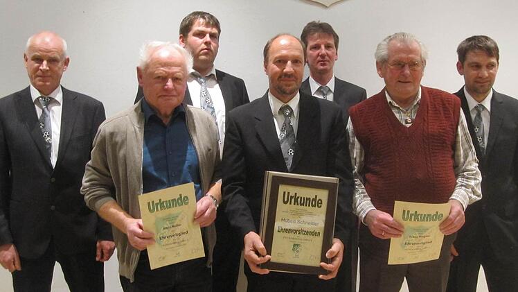 Vom Vorstand flankiert, die neuen Ehrenmitglieder beziehungsweise Ehrenvorsitzender (von links): Gerhard Morber (Ehrenvorsitzender), Albin Müller (neues Ehrenmitglied), Marco Beck (Beisitzer), Hubert Schneider (neuer Ehrenvorsitzender), Ralf Henz (Beisitzer), Franz Wagner (neues Ehrenmitglied), Steffen Beck (stellv. Vorsitzender). Foto: Saam