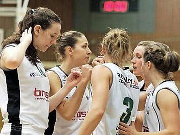 Die DJK-Mädels Nadjeschda Ilmberger, Svenja Zeis, Jessica Miller, Mara Münder und Liisi Sokman (v.l.) schwören sich auf den Rückrundenstart ein. Foto: sportpress