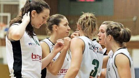 Die DJK-Mädels Nadjeschda Ilmberger, Svenja Zeis, Jessica Miller, Mara Münder und Liisi Sokman (v.l.) schwören sich auf den Rückrundenstart ein. Foto: sportpress