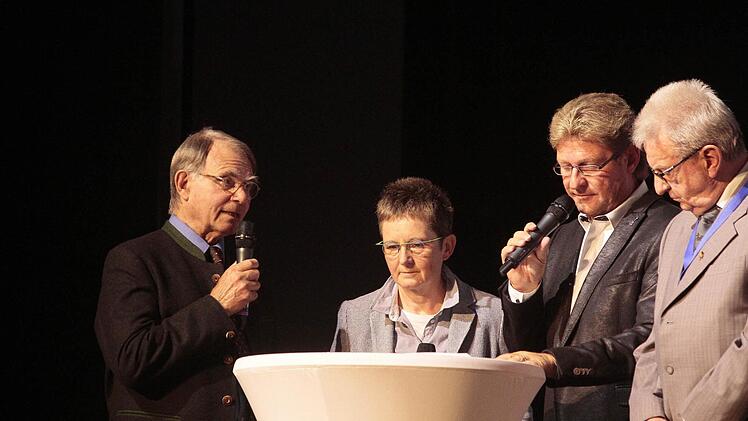 Hans Hunger, Sonja Promeuschel, Moderator Rainer Ludwig und Peter Pöhlmann beim Gespräch über die aktuellen Hilfpsrojekte Foto: Jochen Nützel