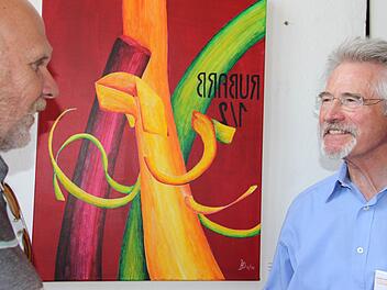 Hans-Dieter Jandt (rechts) hat sich als Motiv für seine Arbeit den Rhabarber ausgewählt. Unser Bild zeigt ihn im Gespräch mit seinem Künstlerkollegen Roland Lein vor seinem fertigen Bild. Foto: Katharina Müller-Sanke