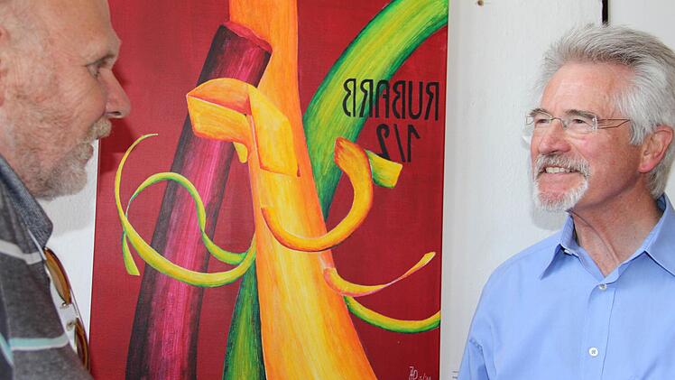 Hans-Dieter Jandt (rechts) hat sich als Motiv für seine Arbeit den Rhabarber ausgewählt. Unser Bild zeigt ihn im Gespräch mit seinem Künstlerkollegen Roland Lein vor seinem fertigen Bild. Foto: Katharina Müller-Sanke