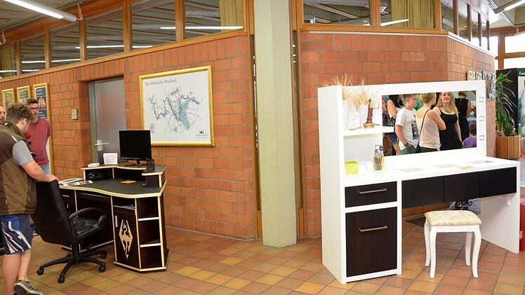 Schreiner stellen in der Ausstellung "Die gute Form" ihre Gesellenstücke vor. Foto: Peter Rauch