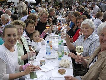 Im kommenden Jahr gibt es in Hammelburg viele Gelegenheiten zum Anstoßen. Foto: Archiv/ Winfried Ehling