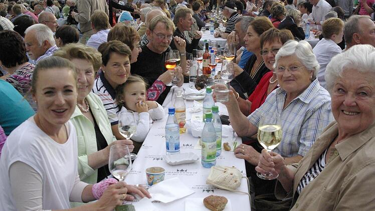 Im kommenden Jahr gibt es in Hammelburg viele Gelegenheiten zum Anstoßen. Foto: Archiv/ Winfried Ehling
