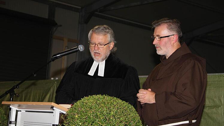 Pfarrer Heinz Geyer (li.) und Pater Rufus Witt (re.) segneten die Anlage.  Foto: Gerda Völk