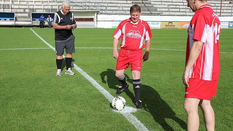 Norbert "Puma" Göhring war diesmal der Schirmherr der Partie und führte den Anstoß aus. Im Vordergrund Folker Frosch. Foto: Andreas Schmitt