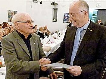Hans Börs (l.) wurde vom Kreisvorsitzenden Hubert Joppich für 60 Jahre als Kassierer das Ehrenzeichen nebst Urkunde überreicht. Foto: Weidner