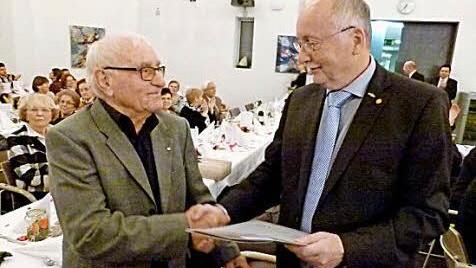 Hans Börs (l.) wurde vom Kreisvorsitzenden Hubert Joppich für 60 Jahre als Kassierer das Ehrenzeichen nebst Urkunde überreicht. Foto: Weidner