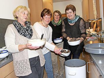 Alle Hände voll zu tun hatten Marlene Straub, Waltraud Thein, Irene Schmidt und Ute Mauser (von links) in der Küche, als die "violetten Kartoffel" fertig waren und mit "marinierten Heringen" und "Ziebeleskäs" serviert wurden. Foto: Günther Geiling