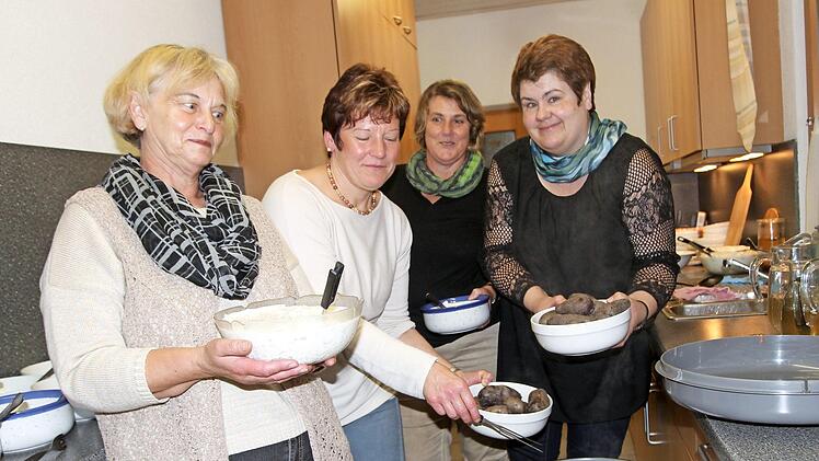 Alle Hände voll zu tun hatten Marlene Straub, Waltraud Thein, Irene Schmidt und Ute Mauser (von links) in der Küche, als die "violetten Kartoffel" fertig waren und mit "marinierten Heringen" und "Ziebeleskäs" serviert wurden. Foto: Günther Geiling