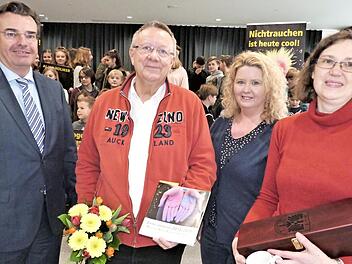 Mit kleinen Aufmerksamkeiten bedankte sich das Markgraf-Georg-Friedrich-Gymnasium bei Dieter Breivogel. Von links: Schulleiter Horst Pfadenhauer, Dieter Breivogel und die Suchtpräventionsbeauftragten der Schule, Anja Schmidt und Steffi Posel. Foto: Werner Reißaus