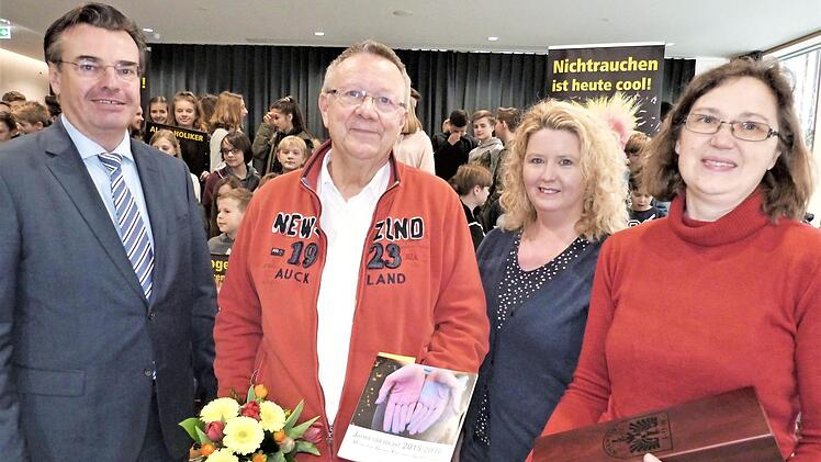 Mit kleinen Aufmerksamkeiten bedankte sich das Markgraf-Georg-Friedrich-Gymnasium bei Dieter Breivogel. Von links: Schulleiter Horst Pfadenhauer, Dieter Breivogel und die Suchtpräventionsbeauftragten der Schule, Anja Schmidt und Steffi Posel. Foto: Werner Reißaus