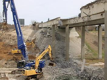 Die 123 Meter lange Brücke, die auf der A 70 bei Thurnau über das Friesental führt, wird abgerissen. Foto: Alexander Hartmann