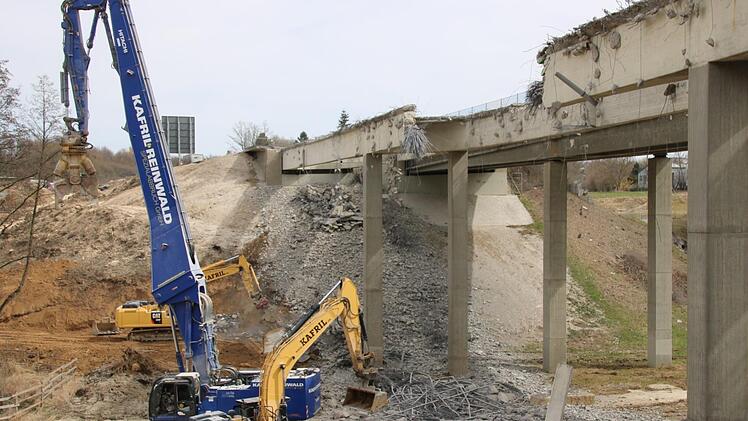 Die 123 Meter lange Brücke, die auf der A 70 bei Thurnau über das Friesental führt, wird abgerissen. Foto: Alexander Hartmann