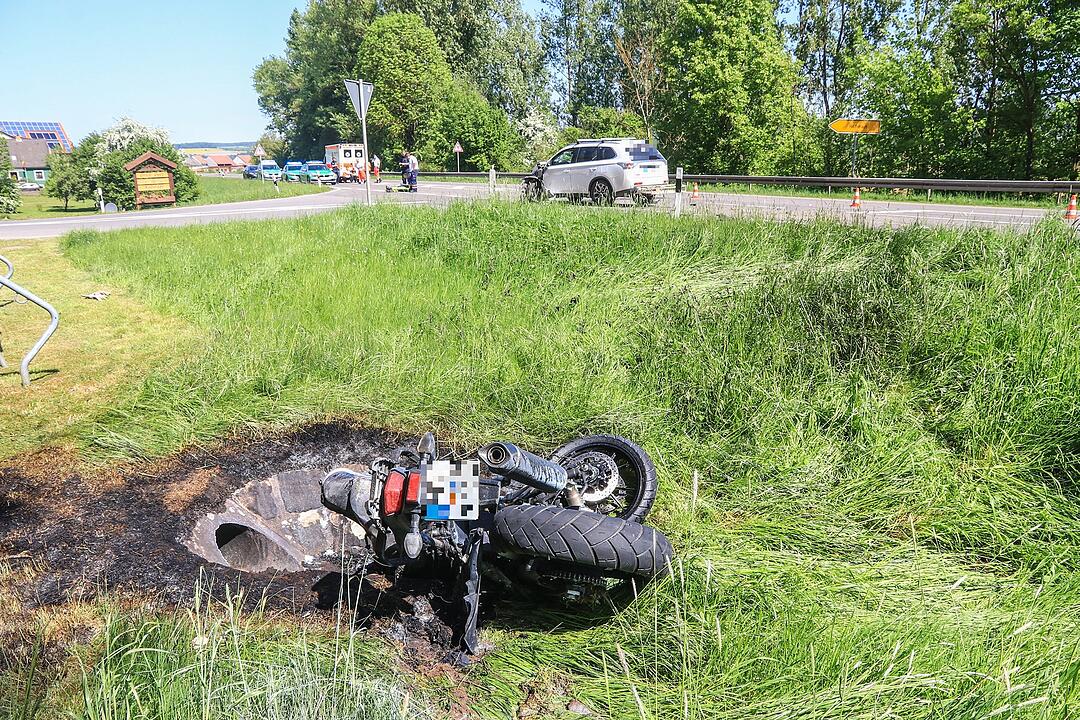Kradfahrer verstirbt nach Frontalzusammenstoß