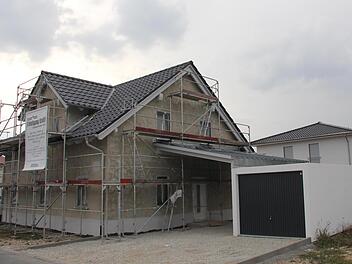 Der Neubau im Kiefernweg 10 in Meschenbach steht allen Interessierten am 30. September von 10 bis 12 Uhr für eine Besichtigung zur Verfügung. Fotos: Alexandra Kemnitzer