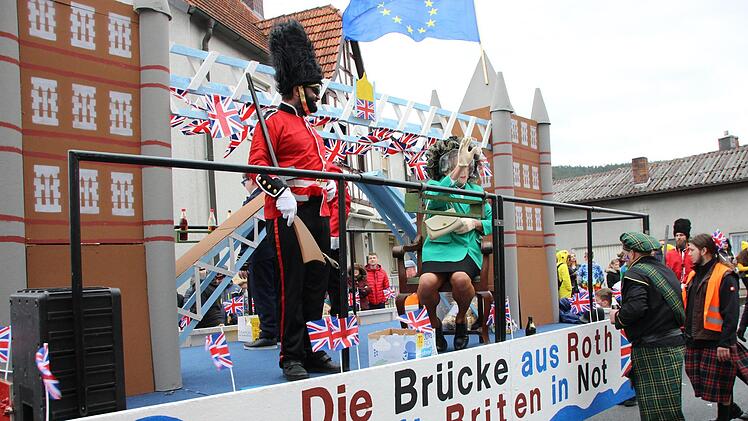 Winken vor dem Brexit vom Wagen: Queen Elizabeth und ihre Wache.  Foto: Benedikt Borst