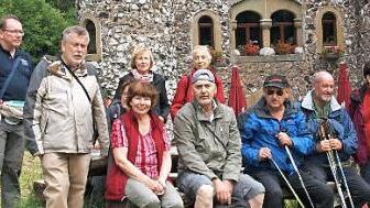 Teilnehmer vor der Kulisse des Jagdschlosses Holzberghof bei einer Zwischenpause  Foto: Hans-Jürgen Neumann