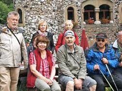 Teilnehmer vor der Kulisse des Jagdschlosses Holzberghof bei einer Zwischenpause  Foto: Hans-J&uuml;rgen Neumann