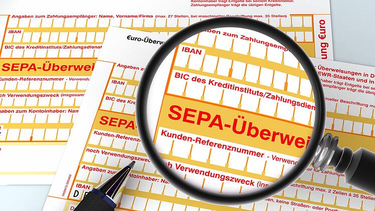 Mit Papierüberweisungen und gefälschten Unterschriften haben Betrüger versucht, ans Geld des Kreisverbandves Forchheim des Kinderschutzbundes zu kommen. Symbolfoto: Stefan Yang/Adobe Stock