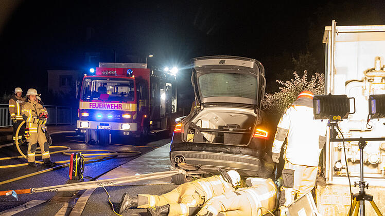 Lichtenfels: Audi kommt von Fahrbahn ab und droht auf Bahngleise zu stürzen