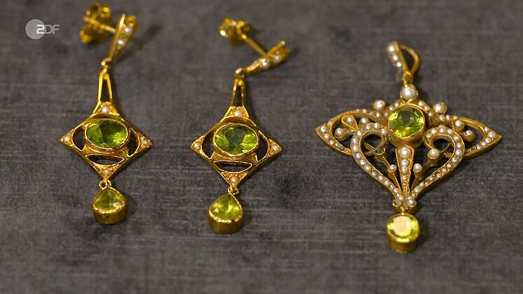 Die Ohrhänger und der Anhänger mit Perlen und Peridoten aus der Zeit zwischen 1900 und 1910 hatten einen Gesamtwert von 900 bis 1.200 Euro.