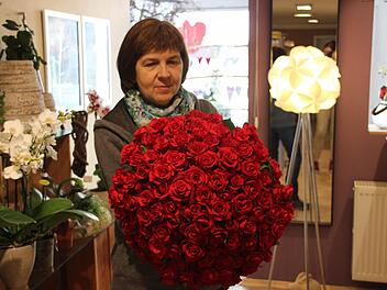 Anni Münzel steckte viel Arbeit in den Blumenstrauß- leider vergebens. Hundert prachtvolle Rosen beginnen nun zu welken.  Foto: Mariell Dörrschmidt