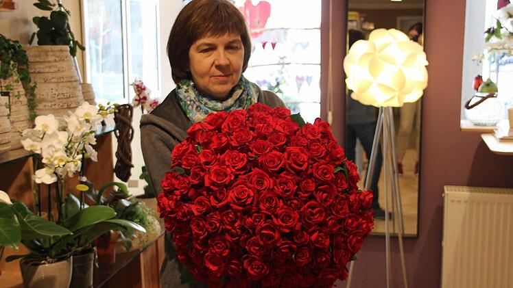 Anni Münzel steckte viel Arbeit in den Blumenstrauß- leider vergebens. Hundert prachtvolle Rosen beginnen nun zu welken.  Foto: Mariell Dörrschmidt
