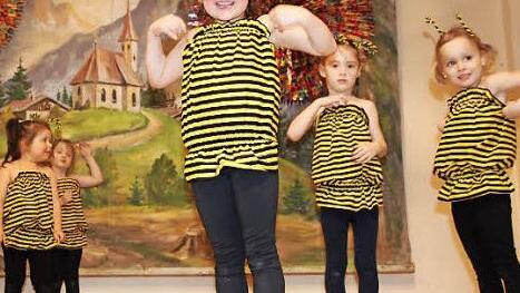 Süße Bienchen hatte die Tanzschule Alice Göhl mitgebracht.