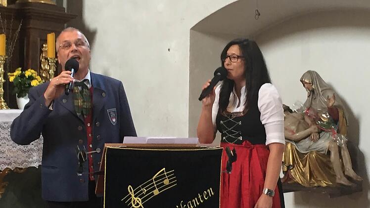 Vorsitzende Miriam Voll und Dirigent Edwin Schäfer sangen m Duett. Foto: Regina Rinke