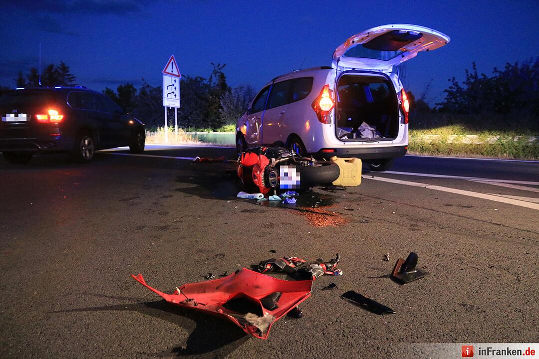 Am Montagabend krachte ein 28-jähriger Motorradfahrer bei Lichteneiche in ein Auto.