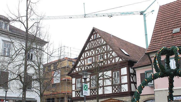 Die Baustelle der neuen Kindertagesstätte vom Säumarkt aus gesehen, zwischen dem Lokal "Pinkus" (Fachwerkgebäude) und dem  Showroom der Schütz-Flechtwelt (früher Drogeriemarkt Müller) Popp
