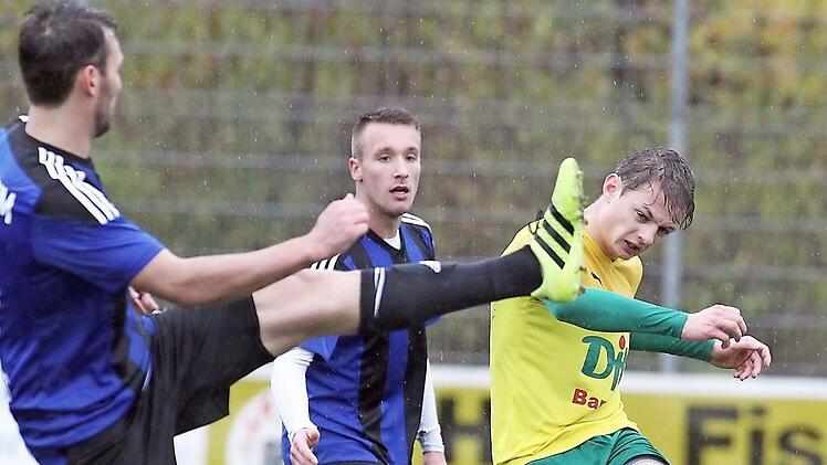 Pascal Niersberger (r.), hier im Heimspiel gegen Jahn Forchheim bei einer Flanke, sah im Hinspiel in Erlangen-Bruck die Rote Karte. Foto: sportpress