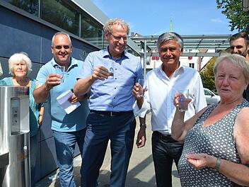 Ein Prost auf den neuen Brunnen: Rosi Pflug (rechts) war die erste Bürgerin, die mit den Offiziellen anstieß (von links): Retta Müller-Schimmel und Georgios Halkias (Ökofest-Initiative), Bürgermeister German Hacker, Jürgen Bauer und im Hintergrund Stefan Galster (Herzo Werke).