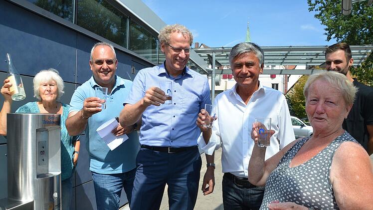 Ein Prost auf den neuen Brunnen: Rosi Pflug (rechts) war die erste Bürgerin, die mit den Offiziellen anstieß (von links): Retta Müller-Schimmel und Georgios Halkias (Ökofest-Initiative), Bürgermeister German Hacker, Jürgen Bauer und im Hintergrund Stefan Galster (Herzo Werke).