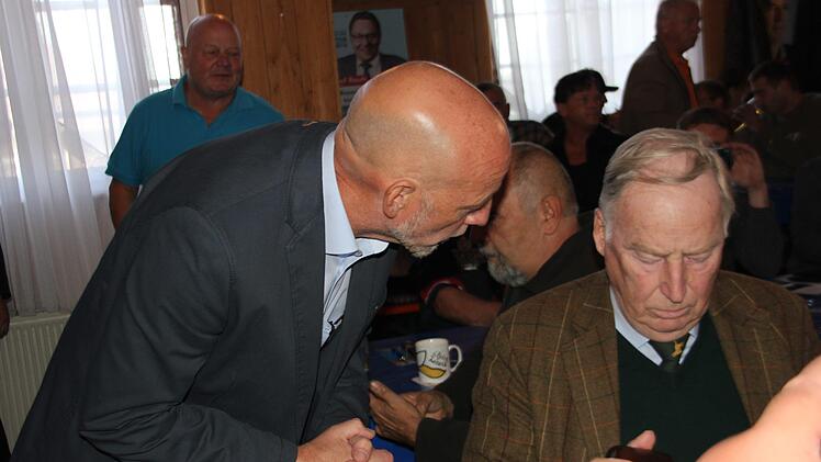 Gauland-Auftritt in Stockheim: zwischen Applaus und Protest. Foto: Veronika Schadeck